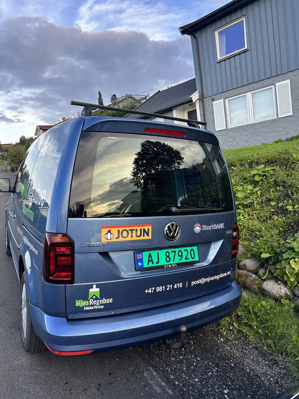 Firmabil med Jotun- og StartBANK-merker